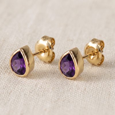 SE540AN – Teardrop Bezel Set Natural Amethyst Studs